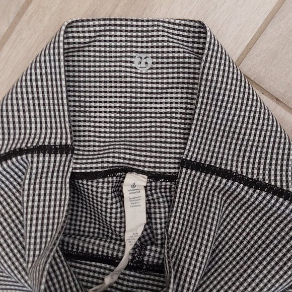 Lululemon Athletica Black/White Tiny Check Yoga Capri Legging. Size 4 - Picture 2 of 3